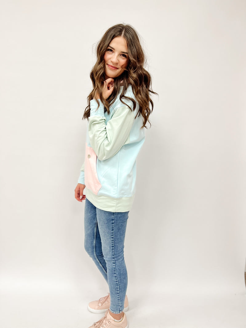 CLEO | HOODIE | Rosa Bauchtasche auf hellblau
