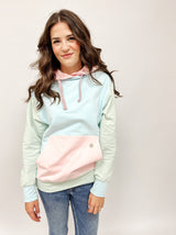 CLEO | HOODIE | Rosa Bauchtasche auf hellblau