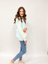 CLEO | HOODIE | Rosa Bauchtasche auf hellblau